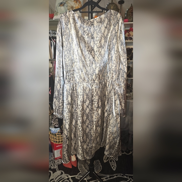 Ava & Viv Long Sleeve Snake Print Dress - Picture 6 of 6